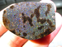 Laden Sie das Bild in den Galerie-Viewer, EXKULSIVER 92 cts HONDURAS RARR GEM MULTICOLOR Black Matrix in GEM Quality Roh Rough Opal mit VORSCHAU VIDEO