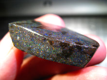Laden Sie das Bild in den Galerie-Viewer, EXKULSIVER 92 cts HONDURAS RARR GEM MULTICOLOR Black Matrix in GEM Quality Roh Rough Opal mit VORSCHAU VIDEO