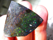 Laden Sie das Bild in den Galerie-Viewer, EXKULSIVER 59 cts HONDURAS RARR GEM MULTICOLOR Black Matrix in GEM Quality Roh Rough Opal mit VORSCHAU VIDEO