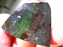 Laden Sie das Bild in den Galerie-Viewer, EXKULSIVER 59 cts HONDURAS RARR GEM MULTICOLOR Black Matrix in GEM Quality Roh Rough Opal mit VORSCHAU VIDEO
