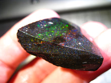 Laden Sie das Bild in den Galerie-Viewer, EXKULSIVER 59 cts HONDURAS RARR GEM MULTICOLOR Black Matrix in GEM Quality Roh Rough Opal mit VORSCHAU VIDEO