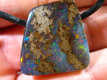 Laden Sie das Bild in den Galerie-Viewer, GEM Boulder Opal Anhänger mit Vorschau Video B21 - Repps-Opal