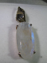 Laden Sie das Bild in den Galerie-Viewer, Facettierter Mondstein Anhänger mit 925 Silber Fassung - Repps-Opal