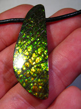 Laden Sie das Bild in den Galerie-Viewer, GEM RARR Ammolite Drachenschuppen Ammolith Anhänger mit Läderband Ein Traum - Repps-Opal