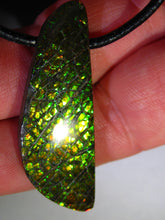 Laden Sie das Bild in den Galerie-Viewer, GEM RARR Ammolite Drachenschuppen Ammolith Anhänger mit Läderband Ein Traum - Repps-Opal