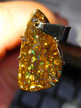 Laden Sie das Bild in den Galerie-Viewer, GEM Boulder Matrix Opal Anhänger aus Koroit VORSCHAU Video Traumhaftes Muster und Feuer - Repps-Opal