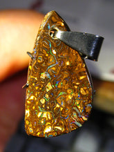 Laden Sie das Bild in den Galerie-Viewer, GEM Boulder Matrix Opal Anhänger aus Koroit VORSCHAU Video Traumhaftes Muster und Feuer - Repps-Opal