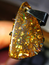 Laden Sie das Bild in den Galerie-Viewer, GEM Boulder Matrix Opal Anhänger aus Koroit VORSCHAU Video Traumhaftes Muster und Feuer - Repps-Opal