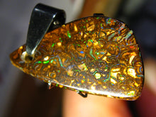Laden Sie das Bild in den Galerie-Viewer, GEM Boulder Matrix Opal Anhänger aus Koroit VORSCHAU Video Traumhaftes Muster und Feuer - Repps-Opal