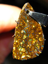 Laden Sie das Bild in den Galerie-Viewer, GEM Boulder Matrix Opal Anhänger aus Koroit VORSCHAU Video Traumhaftes Muster und Feuer - Repps-Opal