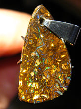 Laden Sie das Bild in den Galerie-Viewer, GEM Boulder Matrix Opal Anhänger aus Koroit VORSCHAU Video Traumhaftes Muster und Feuer - Repps-Opal