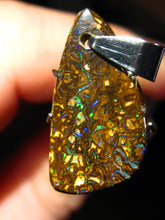 Laden Sie das Bild in den Galerie-Viewer, GEM Boulder Matrix Opal Anhänger aus Koroit VORSCHAU Video Traumhaftes Muster und Feuer - Repps-Opal
