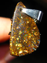 Laden Sie das Bild in den Galerie-Viewer, GEM Boulder Matrix Opal Anhänger aus Koroit VORSCHAU Video Traumhaftes Muster und Feuer - Repps-Opal