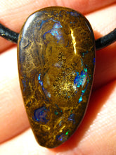 Laden Sie das Bild in den Galerie-Viewer, 25 cts GEM Boulder Nuss Opal Anhänger aus Koroit VORSCHAU Video Traumhaftes Muster und Feuer - Repps-Opal