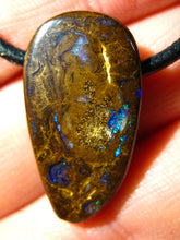 Laden Sie das Bild in den Galerie-Viewer, 25 cts GEM Boulder Nuss Opal Anhänger aus Koroit VORSCHAU Video Traumhaftes Muster und Feuer - Repps-Opal