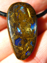Laden Sie das Bild in den Galerie-Viewer, 25 cts GEM Boulder Nuss Opal Anhänger aus Koroit VORSCHAU Video Traumhaftes Muster und Feuer - Repps-Opal