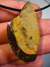 Laden Sie das Bild in den Galerie-Viewer, 84 cts GEM Boulder Matrix Nuss Opal Anhänger aus Koroit VORSCHAU Video Traumhaftes Muster und Feuer - Repps-Opal