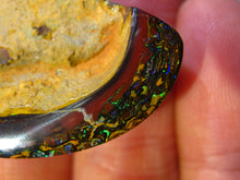Laden Sie das Bild in den Galerie-Viewer, 84 cts GEM Boulder Matrix Nuss Opal Anhänger aus Koroit VORSCHAU Video Traumhaftes Muster und Feuer - Repps-Opal