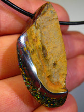 Laden Sie das Bild in den Galerie-Viewer, 84 cts GEM Boulder Matrix Nuss Opal Anhänger aus Koroit VORSCHAU Video Traumhaftes Muster und Feuer - Repps-Opal