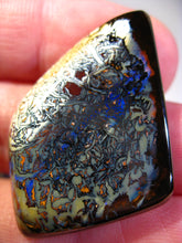 Laden Sie das Bild in den Galerie-Viewer, GEM Boulder Koroit Matrix Opal Nuss sensationelles Muster für Handschmeichler-Anhänger-Sammler-Vitrine