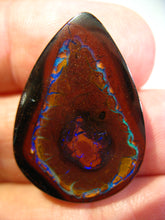 Laden Sie das Bild in den Galerie-Viewer, GEM Boulder Koroit Matrix Opal Nuss sensationelles Muster für Handschmeichler-Anhänger-Sammler-Vitrine