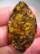 Laden Sie das Bild in den Galerie-Viewer, BIG Boulder Koroit Matrix Opal Nuss sensationelles Muster für Handschmeichler-Anhänger-Sammler-Vitrine
