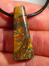 Laden Sie das Bild in den Galerie-Viewer, GEM Boulder Matrix Yowah NUSS Nut Opal Anhänger Traumhaftes Muster und Feuer