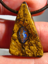 Laden Sie das Bild in den Galerie-Viewer, GEM Boulder Matrix Yowah NUSS Nut Opal Anhänger Traumhaftes Muster und Feuer