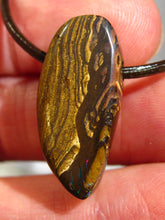 Laden Sie das Bild in den Galerie-Viewer, GEM Boulder Matrix Yowah NUSS Nut Opal Anhänger Traumhaftes Muster und Feuer