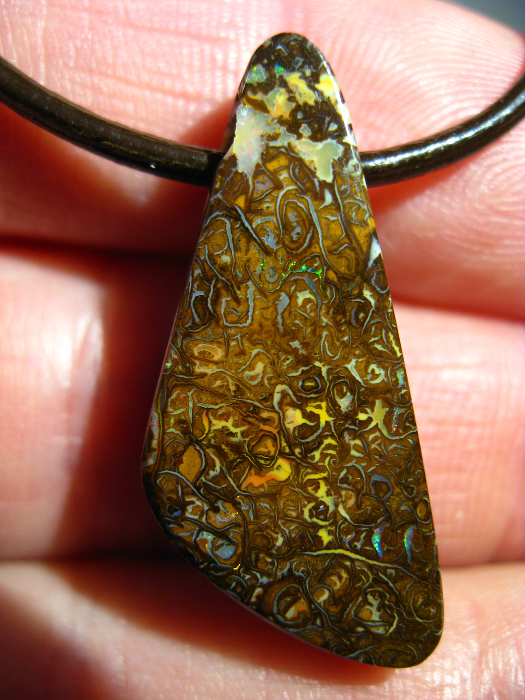 GEM Boulder Matrix Yowah NUSS Nut Opal Anhänger Traumhaftes Muster und Feuer