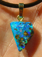 Laden Sie das Bild in den Galerie-Viewer, GEM Boulder Opal mit 585 Gold Öse