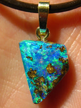 Laden Sie das Bild in den Galerie-Viewer, GEM Boulder Opal mit 585 Gold Öse
