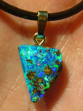 Laden Sie das Bild in den Galerie-Viewer, GEM Boulder Opal mit 585 Gold Öse