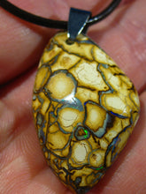 Laden Sie das Bild in den Galerie-Viewer, GEM Boulder Matrix Opal Anhänger aus Koroit Traumhaftes Muster und Feuer