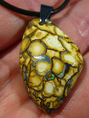 GEM Boulder Matrix Opal Anhänger aus Koroit Traumhaftes Muster und Feuer