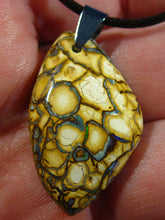 Laden Sie das Bild in den Galerie-Viewer, GEM Boulder Matrix Opal Anhänger aus Koroit Traumhaftes Muster und Feuer