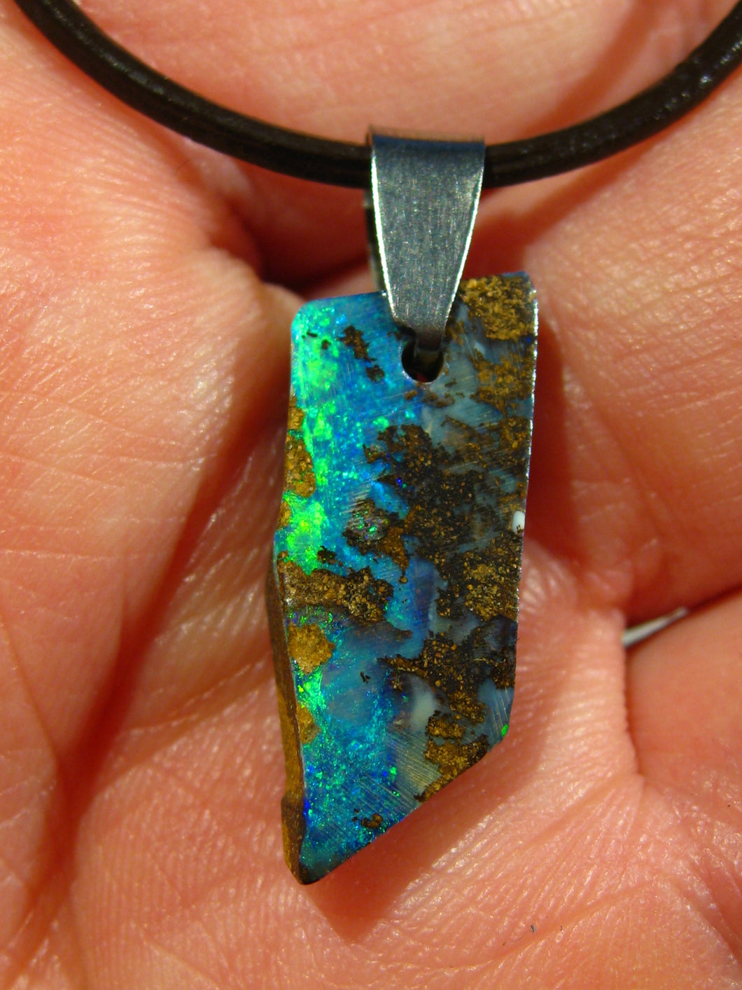 GEM Boulder Matrix Opal Anhänger aus Koroit Traumhaftes Muster und Feuer