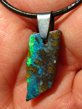 Laden Sie das Bild in den Galerie-Viewer, GEM Boulder Matrix Opal Anhänger aus Koroit Traumhaftes Muster und Feuer
