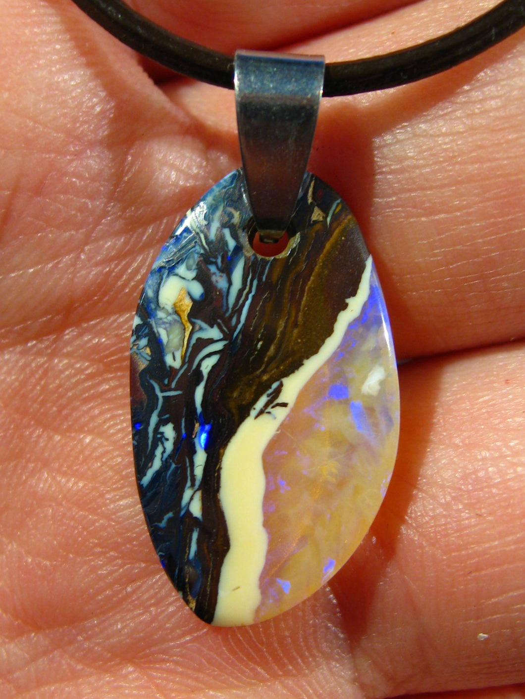 GEM Boulder Matrix Opal Anhänger aus Koroit Traumhaftes Muster und Feuer