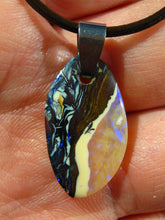 Laden Sie das Bild in den Galerie-Viewer, GEM Boulder Matrix Opal Anhänger aus Koroit Traumhaftes Muster und Feuer