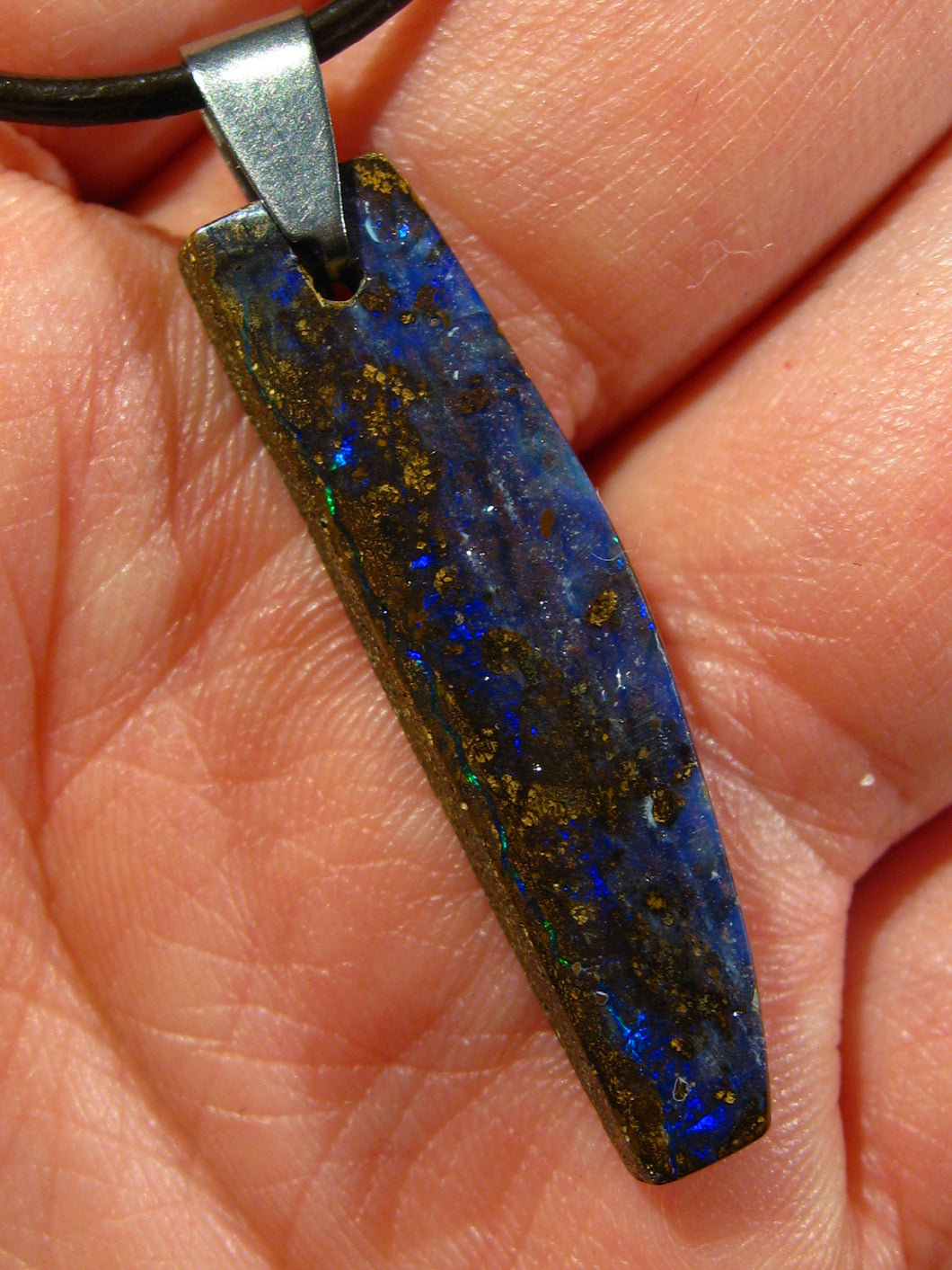 GEM Boulder Matrix Opal Anhänger aus Koroit Traumhaftes Muster und Feuer