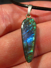 Laden Sie das Bild in den Galerie-Viewer, 8 cts RARR Ammolite Drachenschuppen Ammolith Anhänger mit Läderband Ein Traum