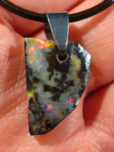 Laden Sie das Bild in den Galerie-Viewer, GEM Boulder Matrix Opal Anhänger aus Koroit Traumhaftes Muster und Feuer
