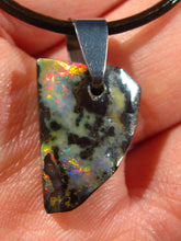 Laden Sie das Bild in den Galerie-Viewer, GEM Boulder Matrix Opal Anhänger aus Koroit Traumhaftes Muster und Feuer
