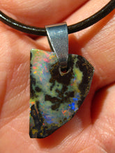 Laden Sie das Bild in den Galerie-Viewer, GEM Boulder Matrix Opal Anhänger aus Koroit Traumhaftes Muster und Feuer
