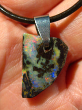 Laden Sie das Bild in den Galerie-Viewer, GEM Boulder Matrix Opal Anhänger aus Koroit Traumhaftes Muster und Feuer