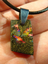 Laden Sie das Bild in den Galerie-Viewer, GEM Boulder Matrix Opal Anhänger aus Koroit Traumhaftes Muster und Feuer