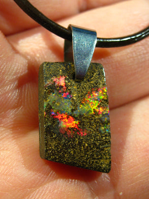 GEM Boulder Matrix Opal Anhänger aus Koroit Traumhaftes Muster und Feuer