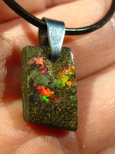 Laden Sie das Bild in den Galerie-Viewer, GEM Boulder Matrix Opal Anhänger aus Koroit Traumhaftes Muster und Feuer