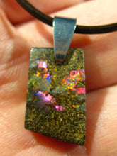 Laden Sie das Bild in den Galerie-Viewer, GEM Boulder Matrix Opal Anhänger aus Koroit Traumhaftes Muster und Feuer